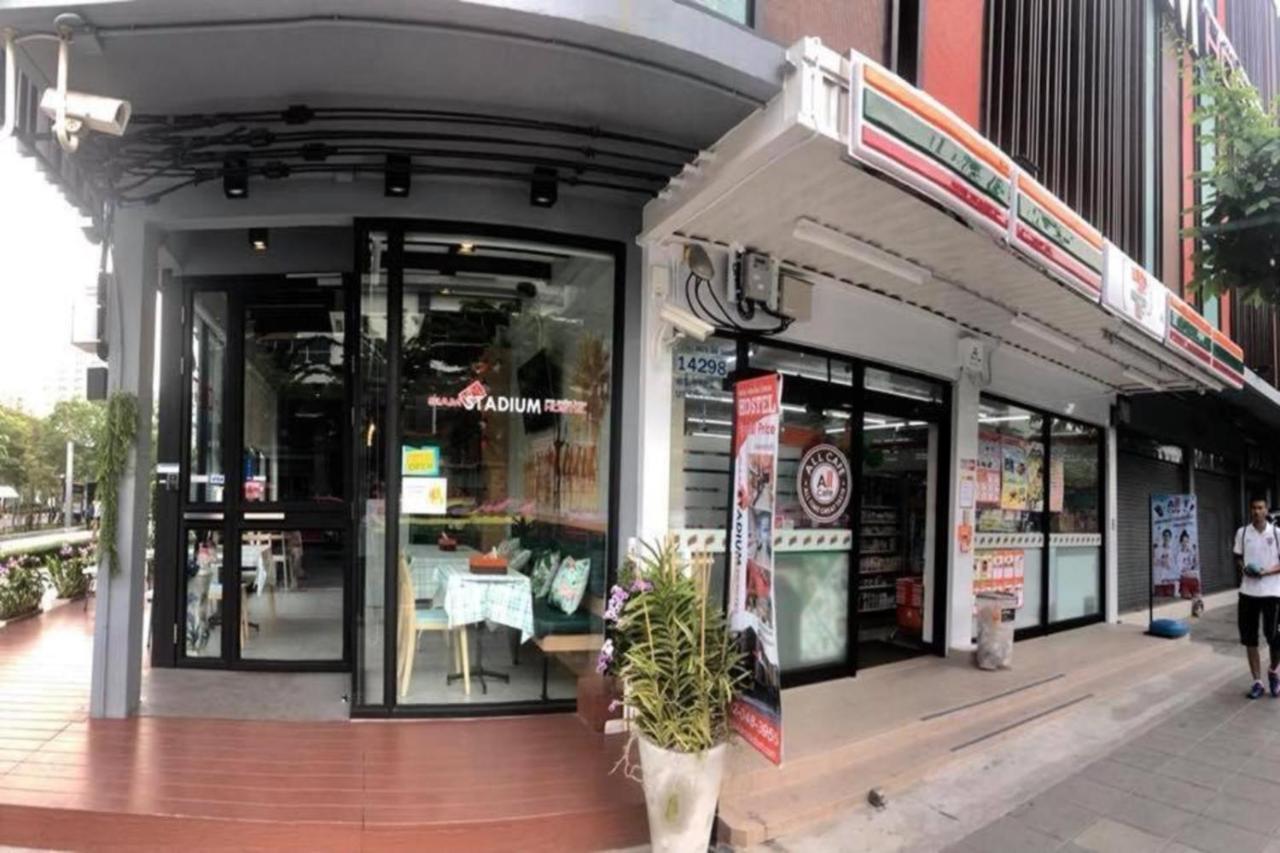 Siam Stadium Hostel Bangkok Exterior foto